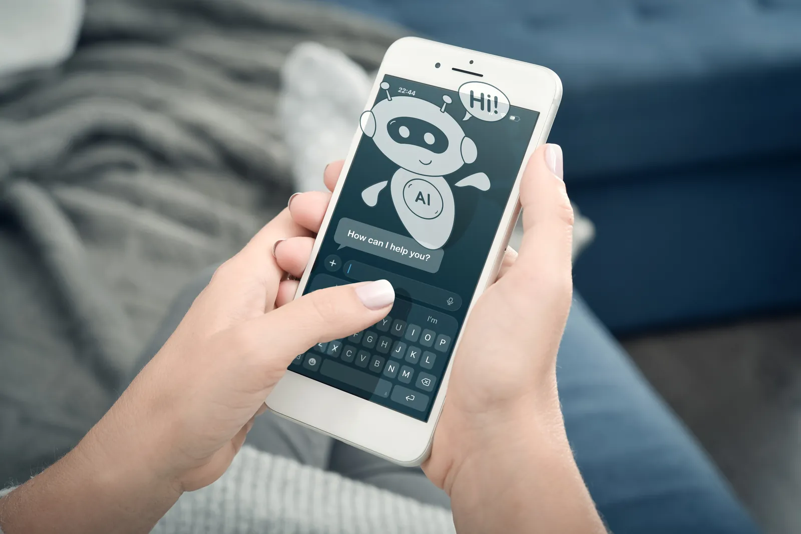 Person som ställer en fråga till ett AI-verktyg i mobilen