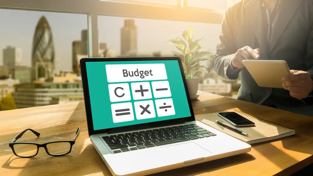 Laptop som visar en budgetkalkyl