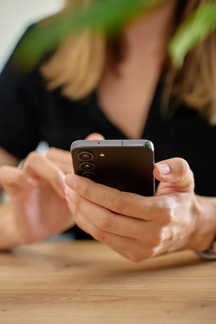 Person som söker efter svar i mobilen