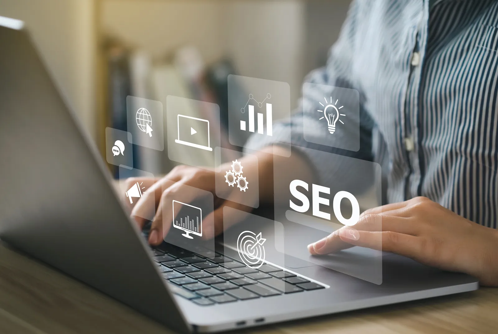 Frilansande SEO-konsult som arbetar med sökordsanalys och teknisk SEO
